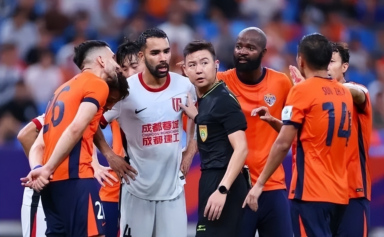 九游娱乐-包含成都蓉城冲刺阶段迎来里程碑，志在CBA常规赛名次提升，压力陡增，更衣室氛围转暖的词条